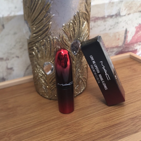 New MAC LOVE ME LIPSTICK IN A RICH HOLIDAY PARTY RED “E FOR EFFORTLESS” - Picture 3 of 3